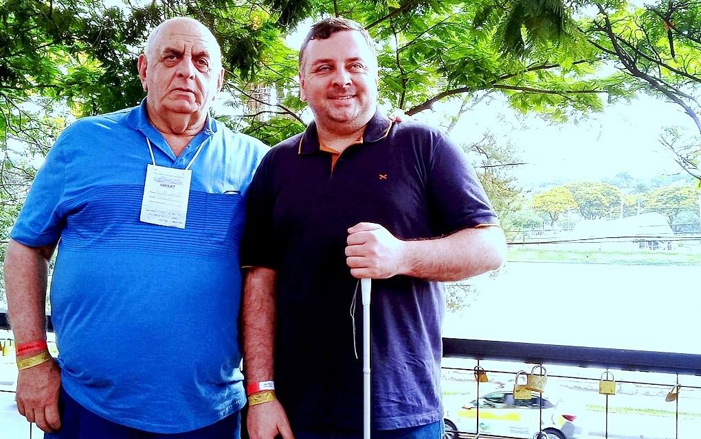 Gabriel com o pai corujão, Roberto Domit de Oliveira, logo após o almoço na via gastronômica do complexo histórico e cultural no Lago da Pampulha