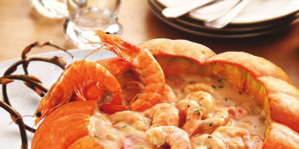Na gastronomia Bombinhas reúne alguns dos mais conceituados restaurantes de frutos do mar do sul do Brasil, mas de forma geral, o turista pode fazer boas refeições a preços módicos.