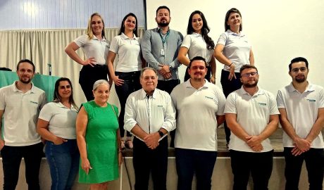 Posando para a foto oficial, funcionários do PA de Irineópolis, com os diretores, Márcia Maria Kohler de Lima, diretora executiva operacional; Francisco Gresse, presidete da Sicoob Credicanoinhas e tânia Baggenstoss, gerente do PA de Irineópolis, na foto, em segundo plano à direita